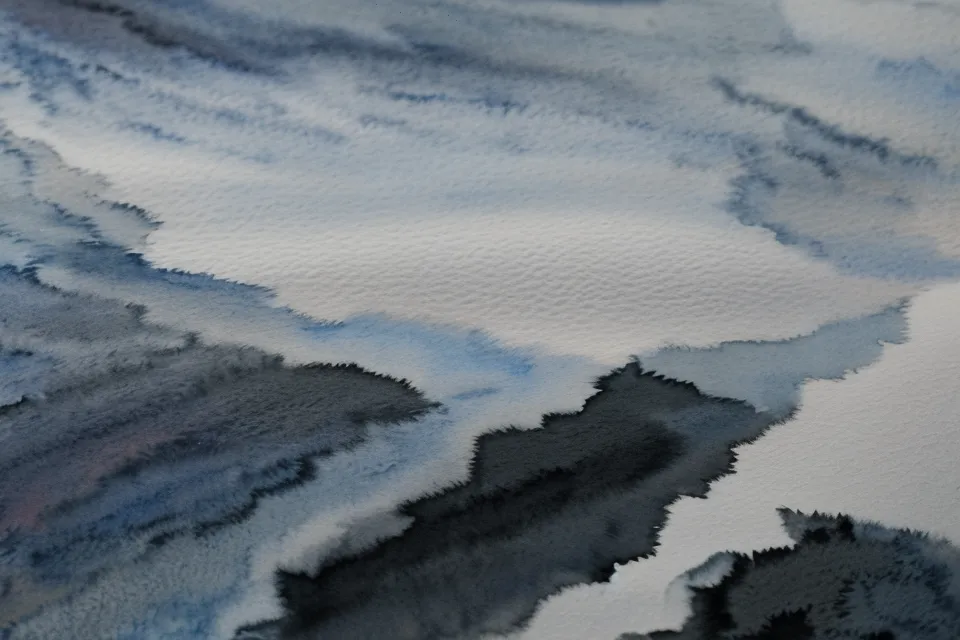 Nahaufnahme von granulierender Aquarellfarbe auf rauem Papier – Aquarell-Technik für Steinstruktur